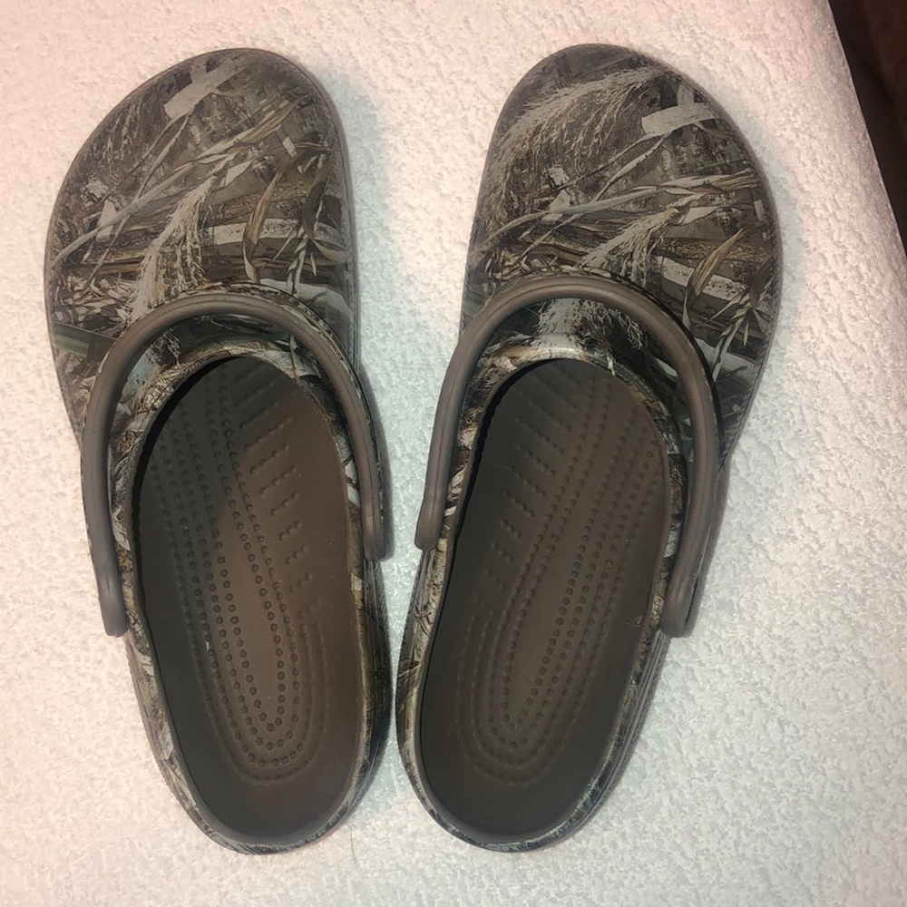 camo crocs